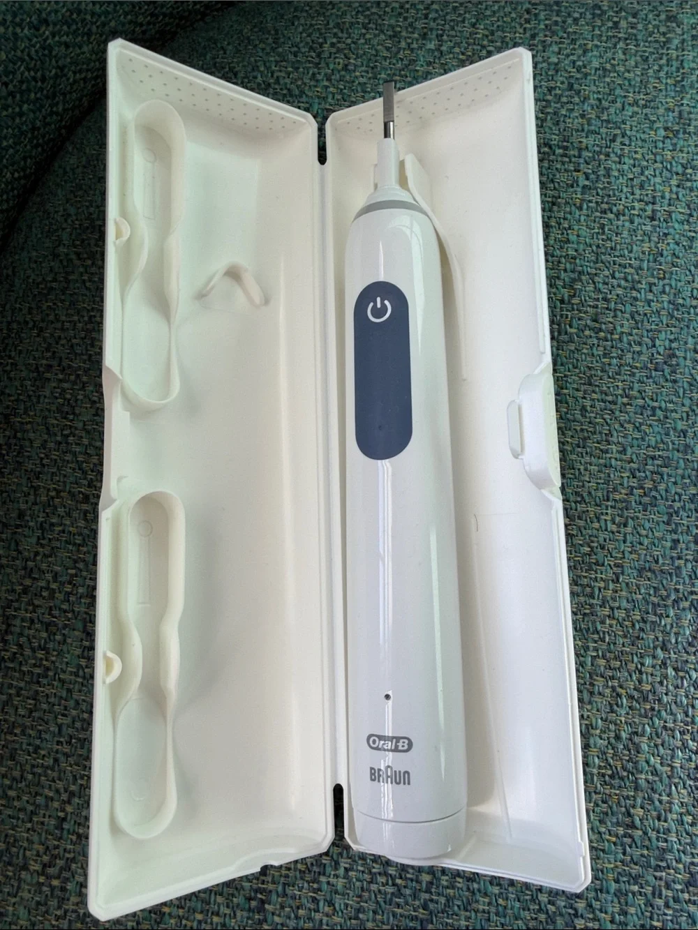 Oral‑B Braun Electric Toothbrush with Travel Case & charger BRAND NEW